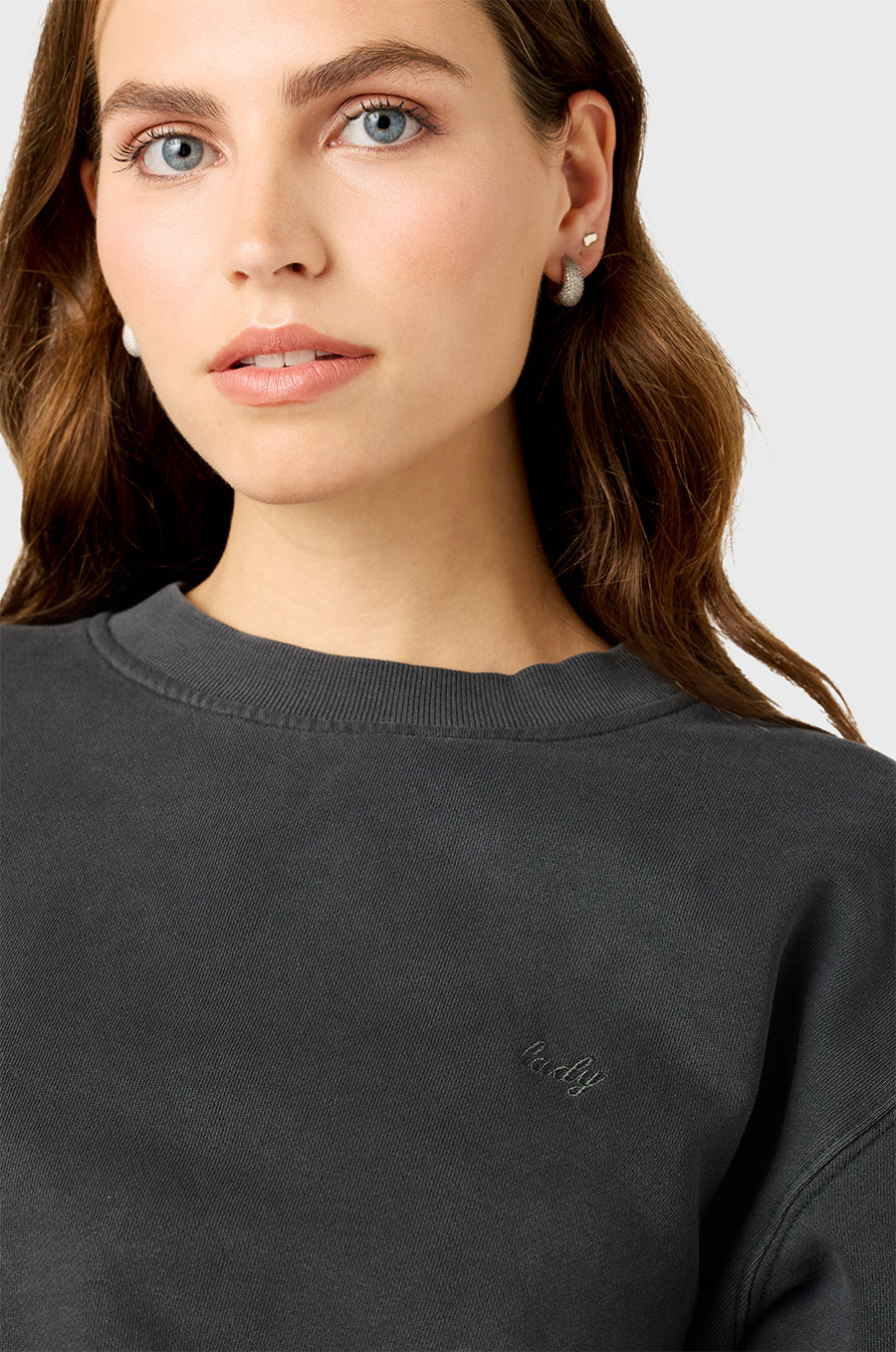 TOMBOY CREWNECK IN WASHED BLACK LADY EMBROIDERY