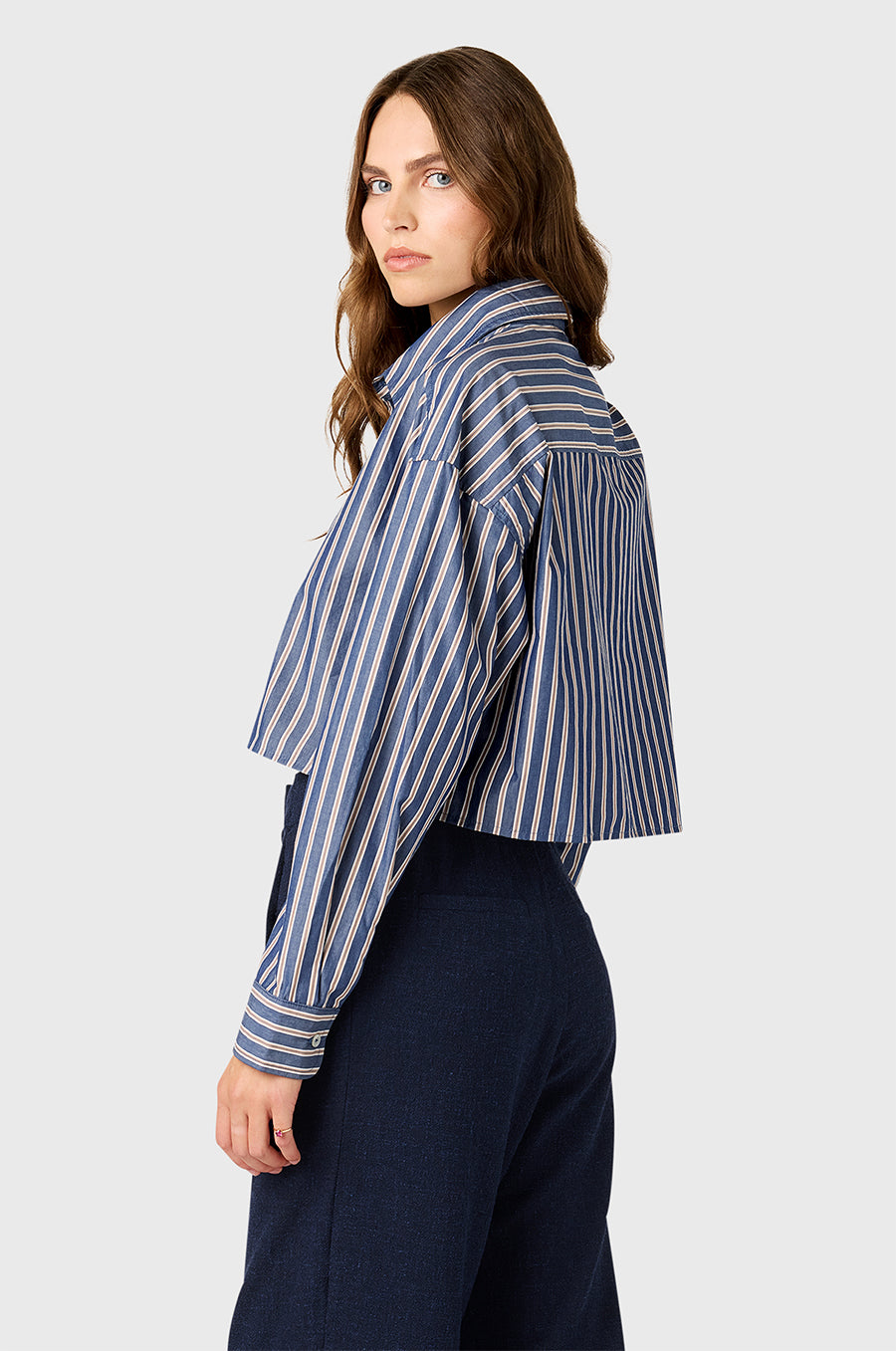 CROPPED BOXY BUTTON UP IN INDIGO STRIPE POPLIN