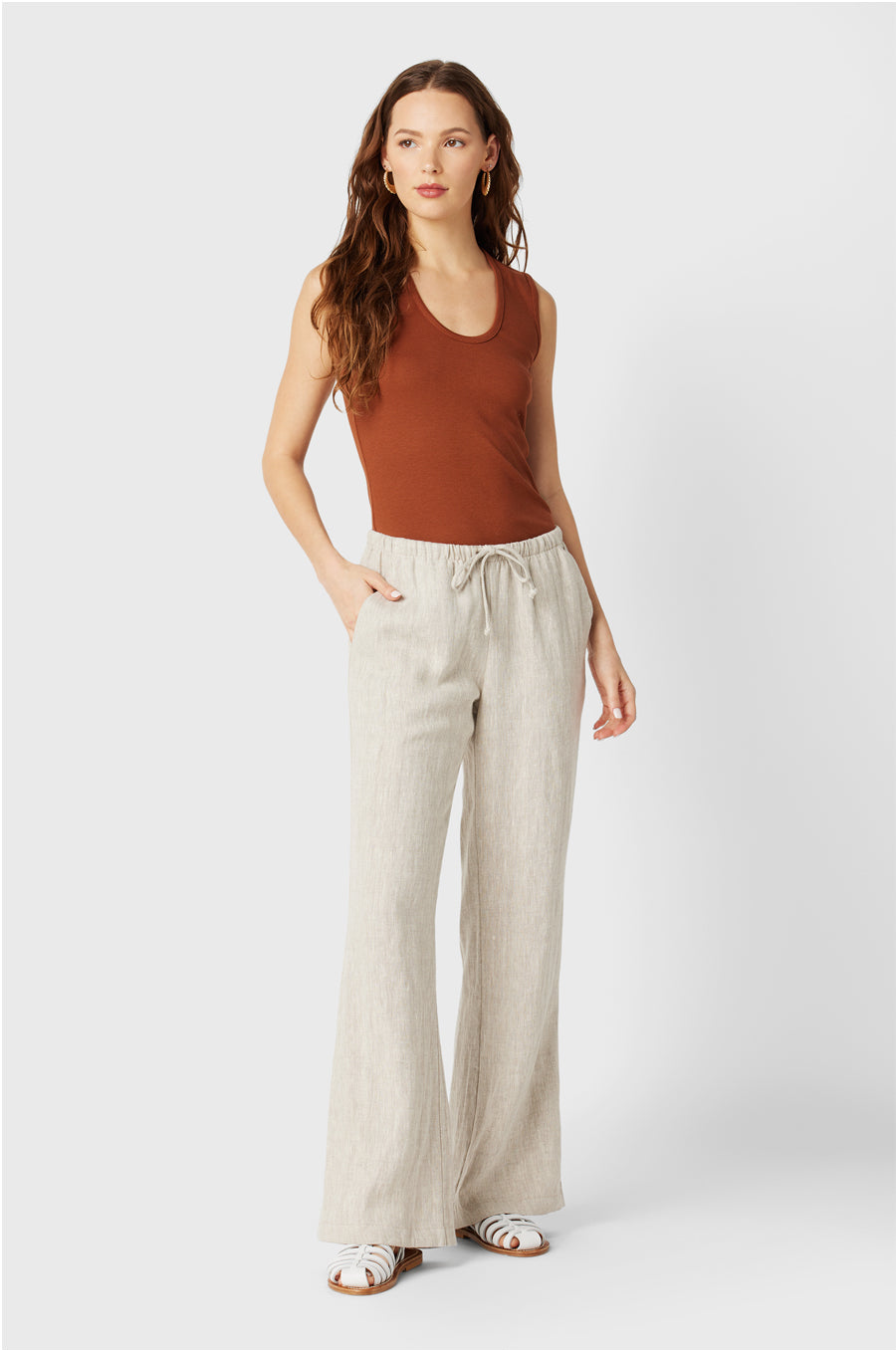 Brunette Model wearing the lady & the sailor Relaxed Pant in Natural.